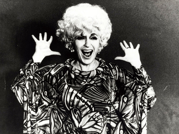 Cathy Berberian posa con il vestito di scena di Stripsody, circa 1966