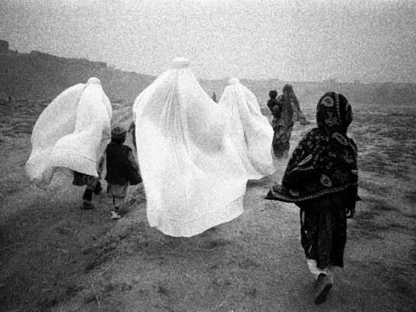 Francesco Zizola, Provincia di Takhar, nei pressi del villaggio di Khoja Bahauddin, Afghanistan. 2001Alcune donne e bambini si dirigono verso il campo profughi di Dashti Kola durante una tempesta di sabbia