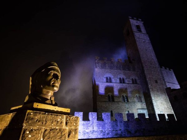 Massimo Sestini, Busto di Dante, Castello di Poppi (AR)