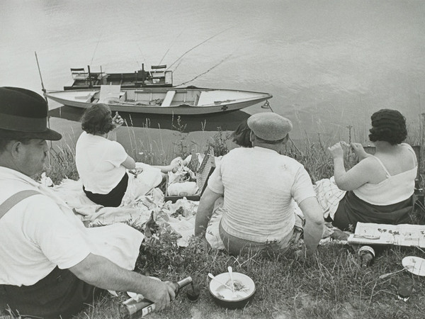 Henri Cartier-Bresson, <em>Dimanche sur les bords de Seine, France, 1938</em>, Stampa alla gelatina sali d'argento, 1973 | © Fondation Henri Cartier-Bresson / Magnum Photos<br />