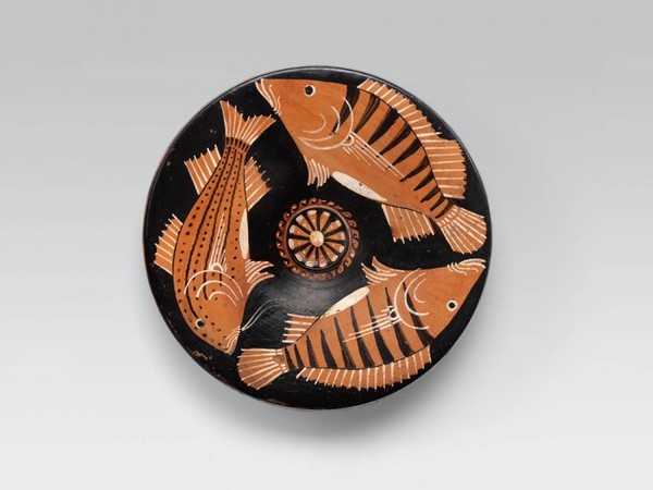 Piatto apulo a figure rosse: pesci, ceramica, 325 – 300 a.C. Da Ruvo di Puglia (Ba), Officina del pittore di Baltimora Collezione Intesa SanPaolo