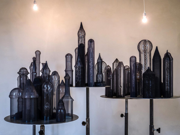 Elena El Asmar, <em>L’esercizio del lontano</em>, 2018, Vetro, plastica, plexiglass, calze, lampadine, 5 basi in ferro di diametro tra i 50 e i 70 cm, dimensioni variabili, Veduta dell’installazione presso Palazzo da Mosto - Fondazione Magnani, Reggio Emilia