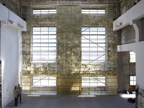 Jorge Otero Pailos, The Ethics of Dust, 2008. Installazione composta da pannelli di lattice, 1100 x 500 cm. Fondazione MUSEION. Museo d’arte moderna e contemporanea Bolzano. Collezione Provincia Autonoma di Bolzano - Alto Adige