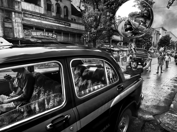 Max Vadukul, taxy driver from the series “The Witness”, College Street, Kolkata (India), 2019 © Max Vadukul