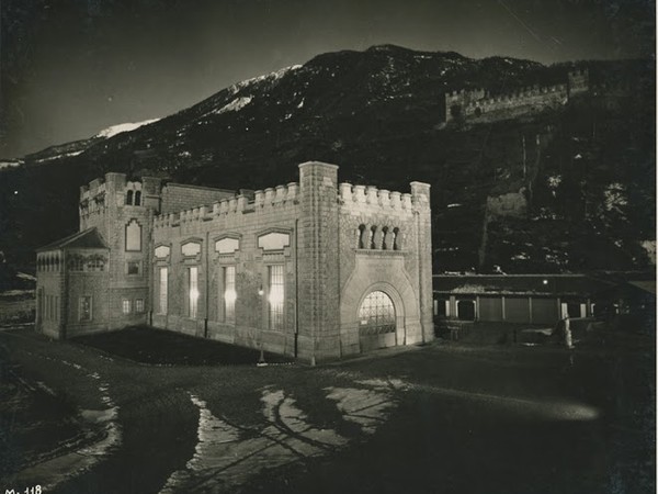 Gianni Moreschi, La centrale idroelettrica Aem di Rosco illuminata, 1931 