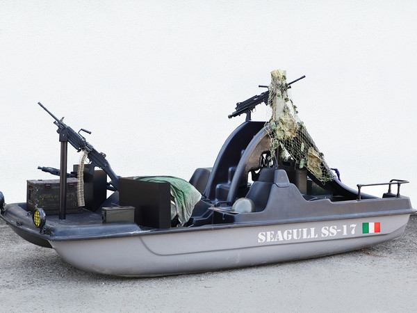 Cristiano Carotti, Seagull SS-17, 2018. Prototipo per strumento di autodifesa popolare, metallo, plastica, olio, acrilico 165x390x220 cm.