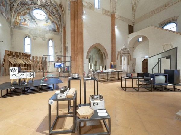 Veduta della mostra Design! Oggetti, processi, esperienze nella Chiesa dell'Abbazia di Valserena, sede dell'Archivio-Museo CSAC dell'Università di Parma I Ph. Paolo Barbaro