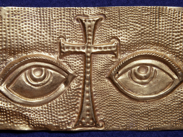 Placca votiva con croce a bracci espansi fra due occhi, VI-VII secolo, incisione e lavorazione a sbalzo, Città del Vaticano, Fabbrica di San Pietro