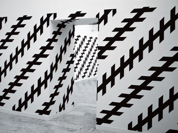 Carsten Höller, Zöllner Stripes, 2001, Pittura nera o pellicola adesiva nera su muro bianco, Dimensioni variabili | Courtesy dell’artista - Foto © Attilio Maranzano, 2004