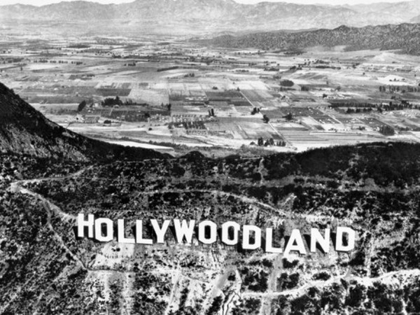 Hollywoodland, Los Angeles | Le lettere che compongono la scritta HOLLYWOODLAND furono erette nel 1923 per promuovere lo sviluppo urbanistico sulle colline di Hollywood nel distretto di Los Angeles. Nel 1949 la Hollywood Chamber of Commerce decise di riparare la scritta e rimuovere la parola LAND