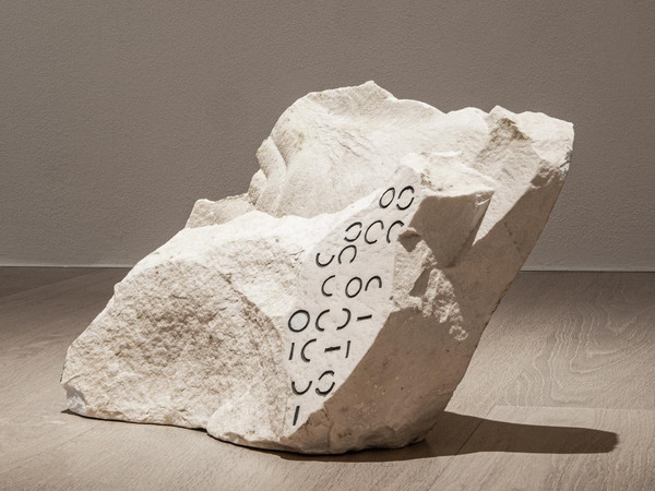 Jacopo Risaliti, Code 1, 2021, marmo-carbone, 48x39x15 cm. (esposta presso Studio La linea Verticale)