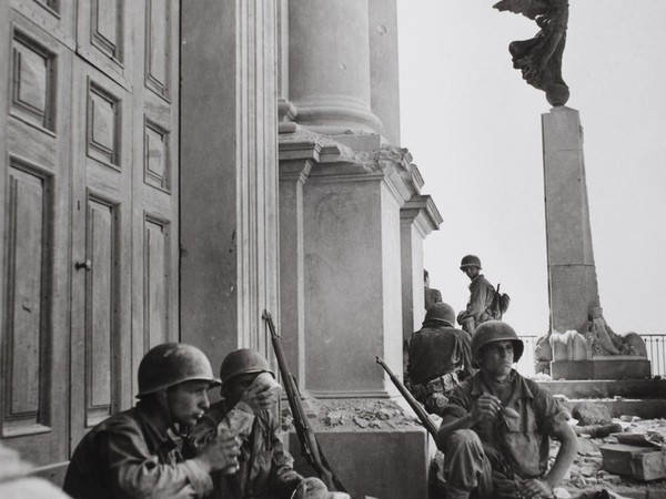 Robert Capa, Soldati americani a Troina, nei pressi della cattedrale di Maria Santissima Assunta, dopo il 6 agosto 1943