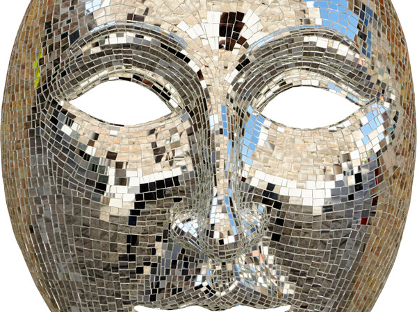 Gualtiero Dall’Osto, Inerte Riveli, 2018, mosaico di specchi su cartapesta, 105 x 75 x 30 cm.