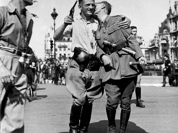 Due partigiani si ritrovano nella piazza del municipio cittadino durante gli ultimi combattimenti per la liberazione di Parigi. Parigi, Francia, 25 agosto 1944
