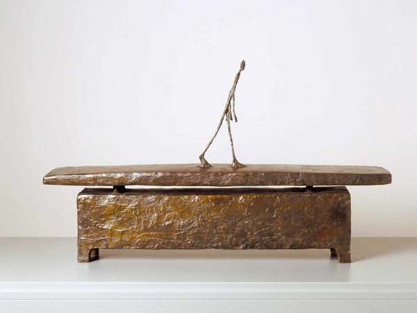 Alberto Giacometti, Moi me hâtant dans une rue sous la pluie, 1948. Bronzo, 46,5 x 77 x 15 cm. Kunsthaus Zurich Alberto Giacometti-Stiftung, Zurich AGD 1405 © Alberto Giacometti Estate / by SIAE in Italy, 2014