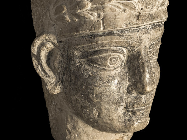 <em>Testa di sacerdote da sarcofago palmireno</em>, Seconda metà II-inizi III secolo d.C., Calcare, h. 30 cm, Terra Sancta Museum - sezione archeologica, Gerusalemme | Foto © Gianluca Baronchelli