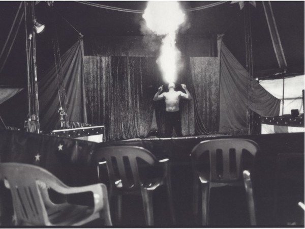 Gianbattista Longhi, Mangiafuoco, fotografia analogica su stampa baritata, 40x30 cm. Gianbattista Longhi, Mangiafuoco, fotografia analogica su stampa baritata, 40x30 cm.