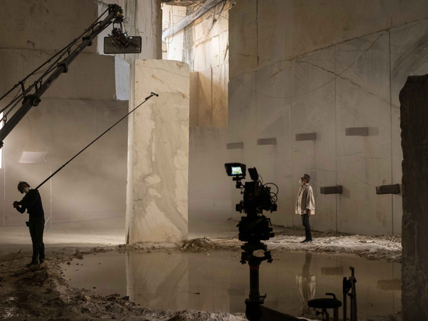 Enrico Lo Verso nel ruolo di Michelangelo, dal limbo concettuale in cui si svolge il racconto, Immagine di backstage - Cave di marmo Calacata Crestola Borghini di Carrara, Immagine tratta dal film Michelangelo Infinito | Foto: © Stefano Montesi