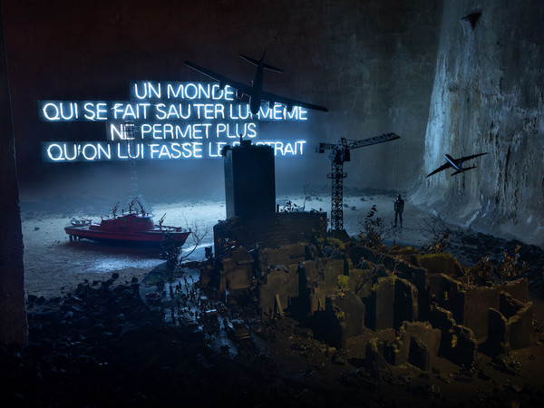 Anne et Patrick Poirier, Finis Terrae, 2019 néon et matériaux divers, installation / neon e materiali misti, installazione, 350x700 cm. Anne et Patrick Poirier, Finis Terrae, 2019 néon et matériaux divers, installation / neon e materiali misti, installazione, 350x700 cm.