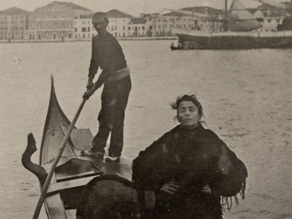 Eleonora Duse in gondola, fotografia di Primoli, 1894 ca. Archivio Duse, Ve FGC