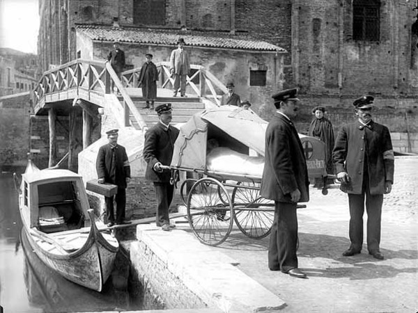 Tomaso Filippi, Venezia, Campo Santi Giovanni e Paolo, Croce Azzurra, prove di trasporto malati su una gondola, 1905-1907