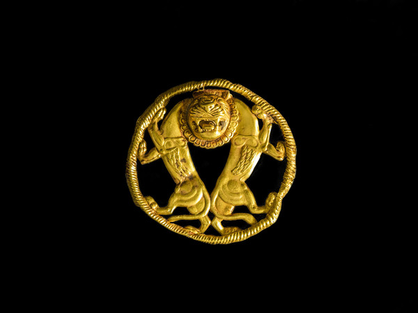 Medaglione in lamina, lavorato a sbalzo con leoni, Fine V secolo a.C., Kurdistan (Iran occidentale), Oro, Diametro 5.5 x 1.5 cm, Peso 12 gr | Photo © Gianluca Baronchelli