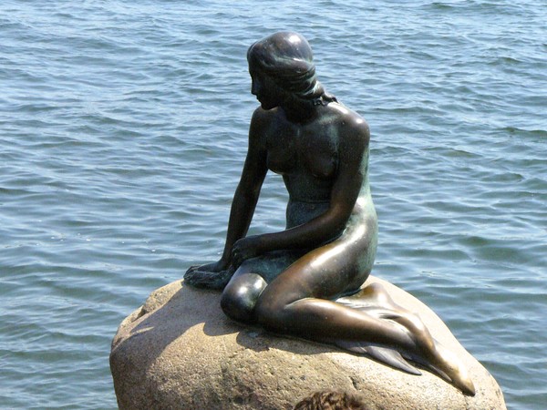 La statua della Sirenetta si Edvard Eriksen,1913, Bronzo, H 125 cm, Ingresso del porto di Copenaghen | Foto: TripNotice.com via Flickr | Tra i simboli più famosi nel mondo della città di Copenaghenla statua di Edvard Eriksen raffigura la protagonista di una della celeberrima fiaba omonima di Hans Christian Andersen