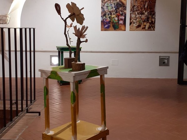 Fiori di legno e sgabelli. Ennio Furiesi e Luciano Giustarini, Saletta espositiva di Volterra