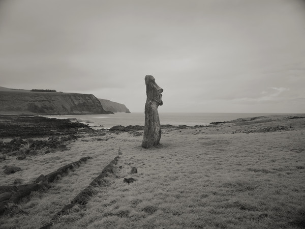 Kenro Izu, Moai #1, Easter Island, Chile, 1989, dalla serie “Sacred Places”, stampa al platino, 35,5x51 cm