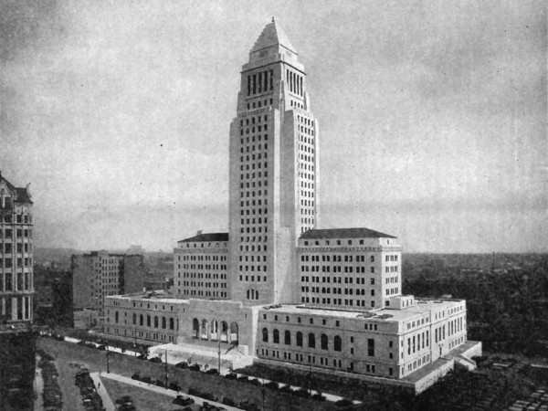 Il Municipio di Los Angeles poco dopo il suo completamento nel 1931, Veduta della facciata Ovest, con lo scalone d'ingresso e l'entrata alla corte, Didascalia originale: New Los Angeles City Hall che ha 28 piani e domina il Civic Center