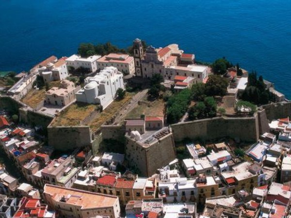 Segni e sogni del Mediterraneo, Castello di Lipari 