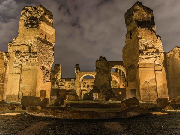 Le Terme di Caracalla, a Roma, di notte | Foto: © Enzo Giovinazzo e Fabio Caricchia | Courtesy Soprintendenza Speciale di Roma