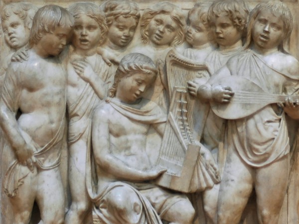 Lodatelo con strumenti a corda e con l'organo, Cantoria, Luca della Robbia. 