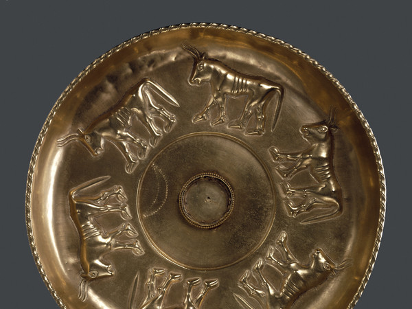 Gold Libation Bowl, Gold libation bowl decorated with six bulls, Sant’ Angelo Muxaro, c. 600 BC | © The Trustees of the British Museum, London