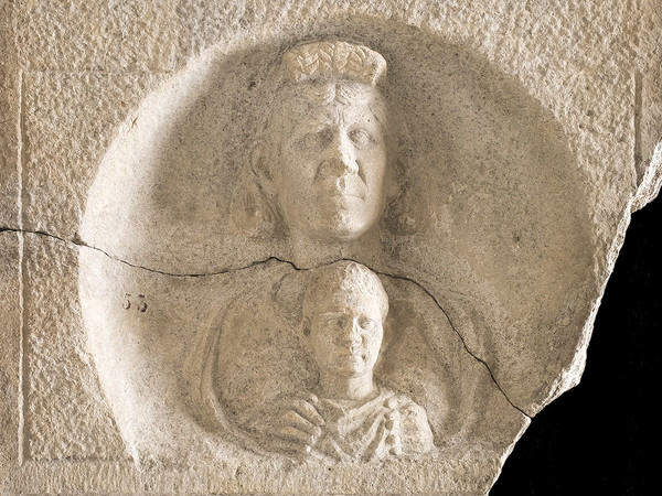 Stele di Aurelio Aplo, Fine III secolo d.C. Calcare,  75 x 18 x 126 cm, Museo Archeologico Nazionale di Aquileia | Foto © Gianluca Baronchelli