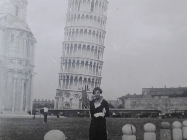 Gita a Pisa, la Torre. Pisa,1935 - Elena Musumeci (#scenedaunpatrimonio #souvenir)