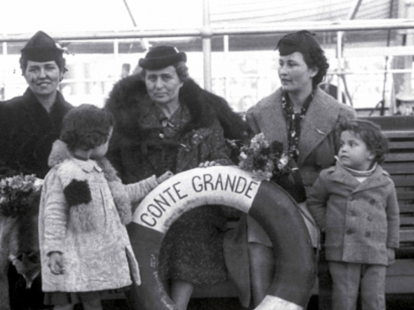 Aprile 1937. Donne e bimbi in posa a bordo del Conte Grande
