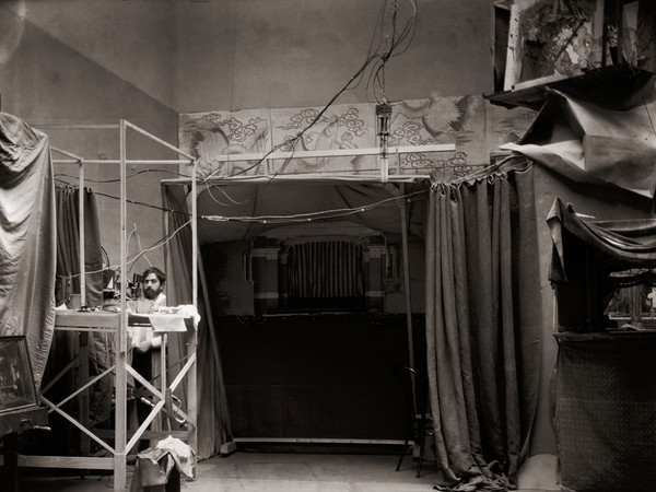 Anonimo, Mariano Fortuny nel suo atelier teatrale di Palazzo Pesaro-Orfei