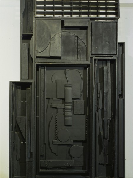 Louise Nevelson, Night Sun I, 1959, Legno dipinto nero 259 x 165 x 30 cm, Courtesy Fondazione Marconi, Milano