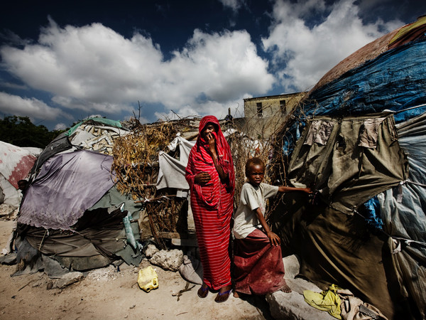 Franco Pagetti, Somalia, 2008. Una donna e un bambino nel campo profughi Al Hijra di Mogadiscio