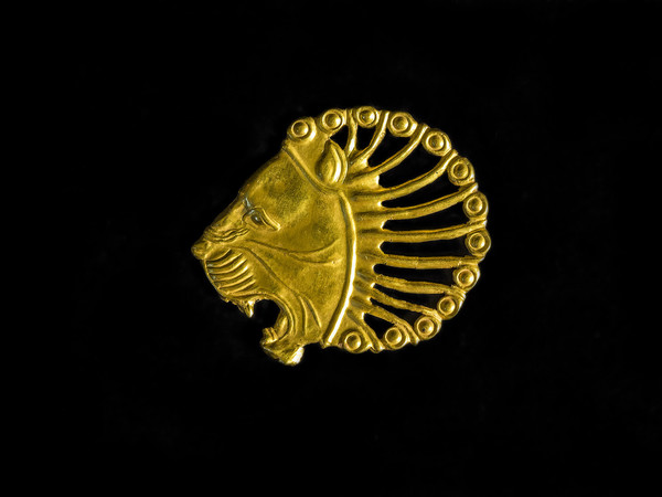 Ornamento a testa di leone con criniera fiammata, VI secolo a.C. circa, Iran occidentale, Oro, 9.4 x 1 x 7.5 cm, Peso 9 gr | Photo © Gianluca Baronchelli