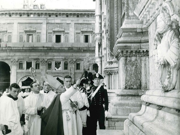 Cardinal Lercaro in Piazza Maggiore, Bologna