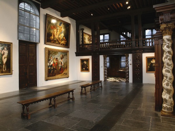 L’atelier del pittore nel Palazzetto ad Anversa | 2007 © Bart HuysmansLa visita alla Casa di Rubens regala uno scorcio nelle atmosfere Seicentesche che circondavano il padrone di casa, e negli spazi dove l’artista lavorava. La collezione permanente annovera un gran numero di opere del maestro e dei suoi contemporanei. Il Palazzetto di Rubens sul Wapper non era ancora completato quando l'artista fu chiamato a lavorare presso la chiesa dei Gesuiti poco distante.