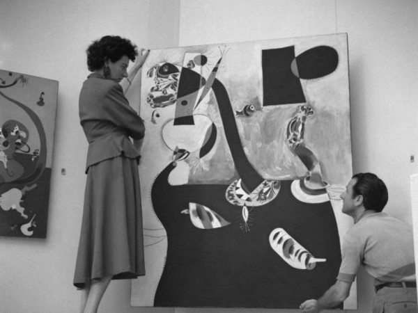 Peggy Guggenheim durante l’allestimento del Padiglione Greco, alla XXIV Biennale di Venezia, 1948 | © Fondazione Solomon R. Guggenheim | Foto Archivio CameraphotoEpoche, donazione Cassa di Risparmio di Venezia, 2005<br />