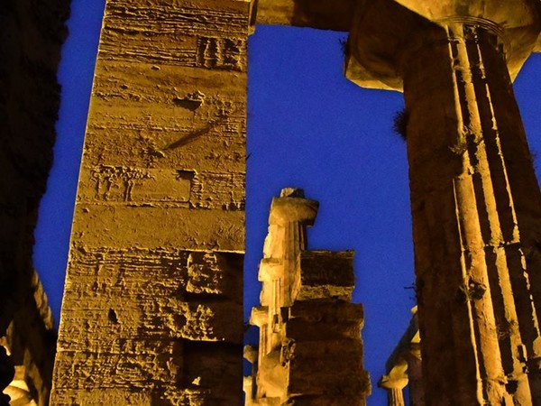 Tempio di Nettuno, Parco Archeologico di Paestum, particolare notturno