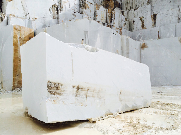 Carrara, Il blocco di marmo nella cava