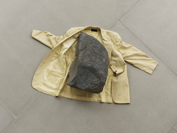 Jimmie Durham, Himmel und Erde müssen vergehen, 2000. Jacket and stone, ca. 70x120x35 cm. Courtesy Christine König Galerie, Vienna