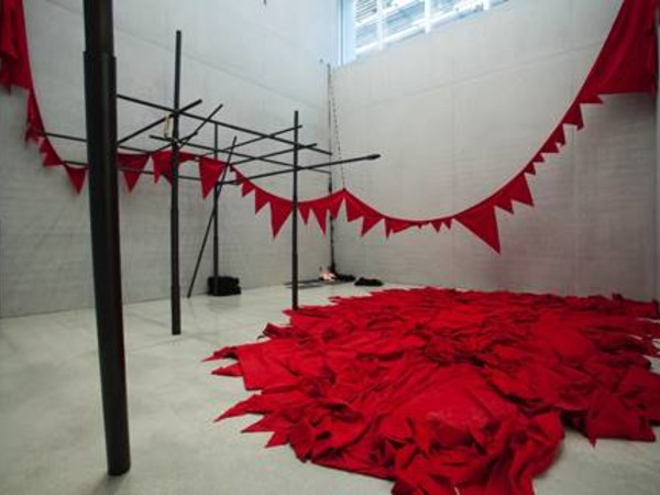Sheela Gowda, And that is no lie, 2015. Veduta dell’installazione: Pérez Art Museum Miami, 2015–16