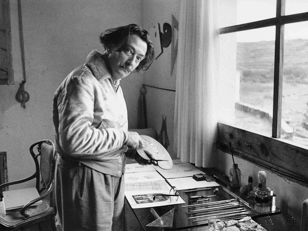 Ernst Scheidegger, Salvador Dalí nel suo atelier a Portlligat, ca. 1955 © Stiftung Ernst Scheidegger-Archiv, Zürich