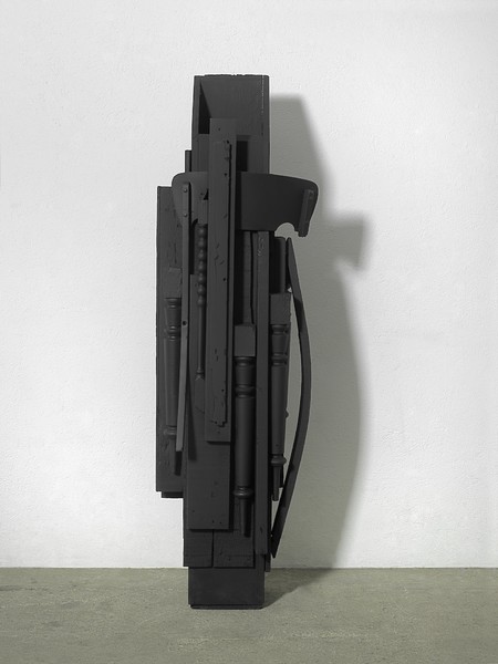 Louise Nevelson, Senza titolo, 1980, circa Legno dipinto nero 183 x 61,5 x 4 cm, Courtesy Fondazione Marconi, Milano